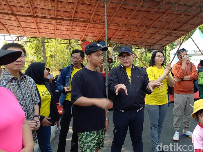 Wali Kota Solo Gibran Rakabuming Raka berbincang dengan Pemimpin Redaksi detikcom, Alfito Deannova Ginting, di Senam dan Pentas Ceria Anak Indonesia, Solo Safari, Sabtu (29/7/2023) pagi.