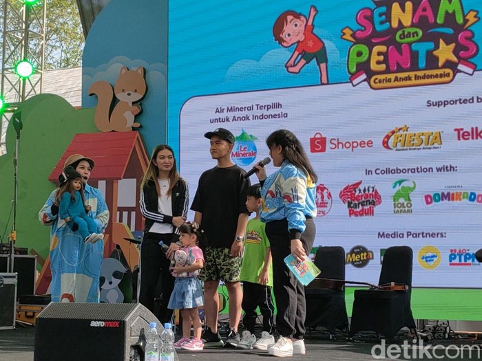Wali Kota Solo Gibran Rakabuming Raka bersama istri, Selvi Ananda, beserta Jan Ethes dan La Lembah Manah, menghadiri Senam dan Pentas Ceria Anak Indonesia di Solo Safari, Sabtu (27/7/2023).