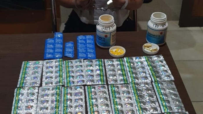Wanita di Sukabumi diamankan polisi gegara jual obat-obat terlarang.