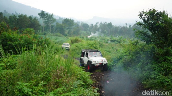 Wisata Jeep di Garut.