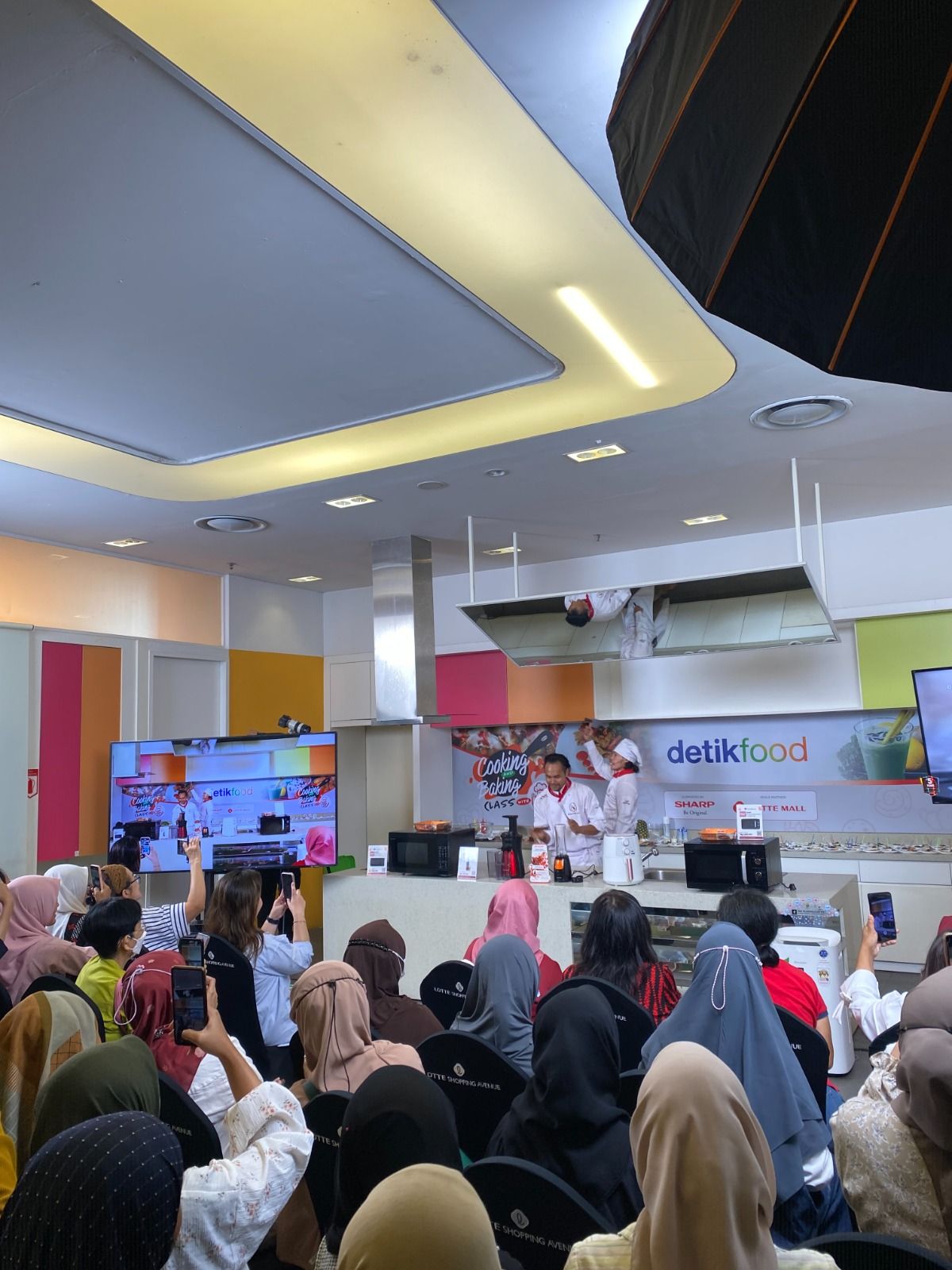 Wow! Cooking Class Bareng Chef Muto Dibuka dengan Atraksi Juggling