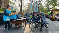 Acara pagi ini dimeriahkan oleh penampilan dari teman-teman YPAC Surakarta. Keren dan jago banget main musiknya! (Foto: Nunu/detikcom)
