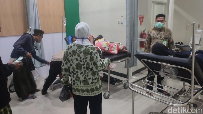 Puluhan warga di Lamongan diduga keracunan usai mengkonsumsi makanan di sebuah hajatan. Puluhan warga ini dilarikan ke sejumlah rumah sakit dan Puskesmas sejak Sabtu (29/7/2023).