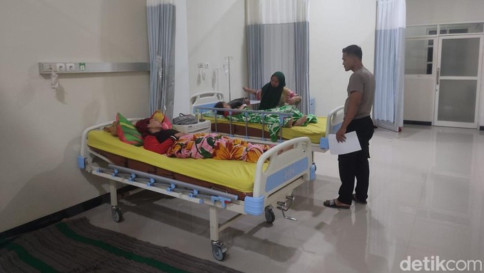 Puluhan warga di Lamongan diduga keracunan usai mengkonsumsi makanan di sebuah hajatan. Puluhan warga ini dilarikan ke sejumlah rumah sakit dan Puskesmas sejak Sabtu (29/7/2023).