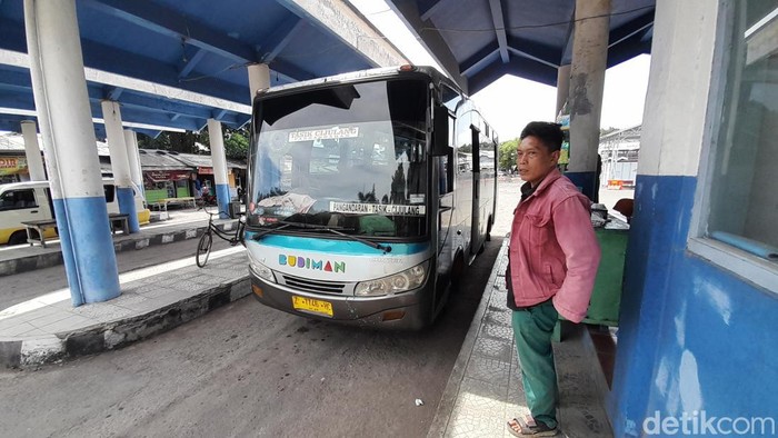 Acong yang berdiri menunggu penumpang datang di terminal Pangandaran usai berbincang dengan detikJabar/Aldi Nur Fadillah.