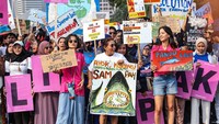 Susi Pudjiastuti dan Aurellie Moeremans juga ikut membawa poster dalam pawai tersebut. 