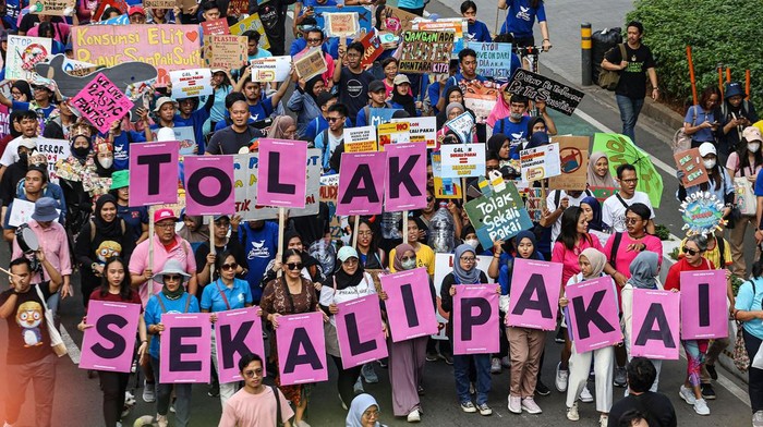 Sejumlah peserta membawa tulisan Tolak Sekali Pakai saat mengikuti pawai bebas plastik di kawasan Sudirman, Jakarta, Minggu (30/7/2023). Berbagai organisasi dan komunitas melakukan Pawai Bebas Plastik yang bertujuan untuk mengurangi penggunaan plastik sekali pakai dan mendorong penanganan yang lebih baik terhadap sampah khususnya plastik. ANTARA FOTO/Asprilla Dwi Adha/YU