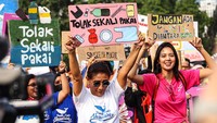 Mantan Menteri Kelautan dan Perikanan Susi Pudjiastuti bersama aktris Aurellie Moeremans mengikuti pawai bebas plastik di kawasan Sudirman, Jakarta, Minggu (30/7/2023). 