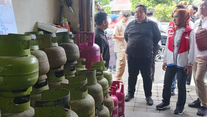 Anggota Komisi VI DPR RI I Nyoman Parta bersama Direktur Utama PT Pertamina (Persero) Nicke Widyawati ketika meninjau ketersediaan LPG 3 kg di salah satu pangkalan di Denpasar, Bali, Minggu (30/7/2023). (Ni Made Lastri Karsiani Putri-detikBali)