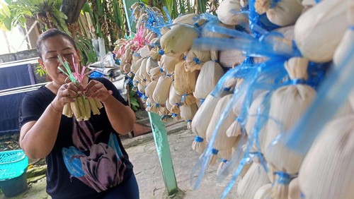 Beberapa ikat dodol injin digantung untuk proses jemur sebelum dipasarkan ke pasar-pasar di Badung dan luar kabupaten.