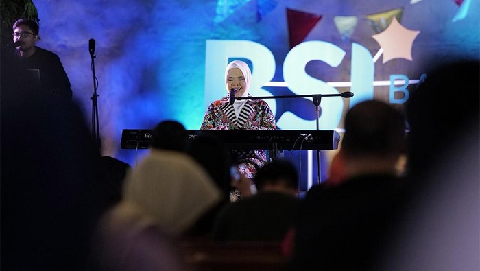 Putri Ariani saat tampil langsung menghibur warga Solo yang juga nasabah BSI serta beberapa stakeholder BSI dalam acara 