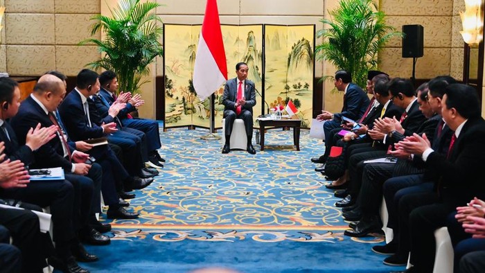 Presiden Joko Widodo menggelar pertemuan bisnis bersama Kamar Dagang Indonesia di Tiongkok (INACHAM) dan sejumlah pengusaha Tiongkok di Shangri-La Hotel, Chengdu, Republik Rakyat Tiongkok (RRT), pada Jumat, 28 Juli 2023.