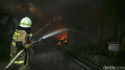 Damkar dan Warga Gotong-royong Padamkan Kebakaran di Kapuk Muara