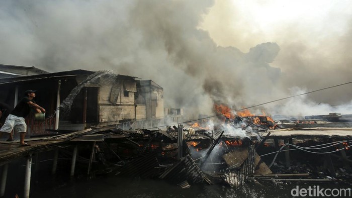 Kebakaran telah melanda permukiman warga di Kapuk Muara, Jakarta Utara, Minggu (30/7/2023). Petugas damkar dan warga pun berjibaku untuk memadamkan kebakaran.