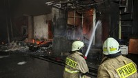 Petugas pemadam kebakaran telah berada di lokasi untuk menjinakkan api. 