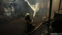 Angin yang kencang membuat api cepat merambat ke rumah-rumah warga. 