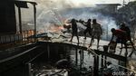 Damkar dan Warga Gotong-royong Padamkan Kebakaran di Kapuk Muara
