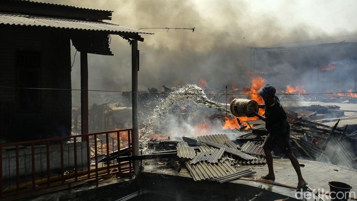 Kebakaran telah melanda permukiman warga di Kapuk Muara, Jakarta Utara, Minggu (30/7/2023). Petugas damkar dan warga pun berjibaku untuk memadamkan kebakaran.