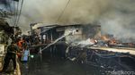 Damkar dan Warga Gotong-royong Padamkan Kebakaran di Kapuk Muara