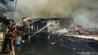 Ada juga warga yang menyiram langsung dari sungai di depan permukiman. 