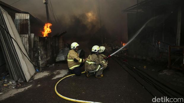 Kebakaran telah melanda permukiman warga di Kapuk Muara, Jakarta Utara, Minggu (30/7/2023). Petugas damkar dan warga pun berjibaku untuk memadamkan kebakaran.
