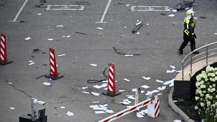 A firefighter walks among papers and broken glass outside a damaged office block of the Moscow International Business Center (Moskva City) following a reported drone attack in Moscow on July 30, 2023. Three Ukrainian drones were downed over Moscow early on July 30, 2023, Russias defence ministry said, in an attack that briefly shut an international airport. While one of the drones was shot down on the citys outskirts, two others were suppressed by electronic warfare and smashed into an office complex. No one was injured. (Photo by Alexander NEMENOV / AFP)