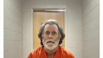 Di tahun 2011, ada seorang laki-laki pengangguran yang mencuri USD 1 di bank. Alasannya agar bisa masuk penjara dan menerima layanan kesehatan gratis. Foto: mrwtffacts via Bored Panda