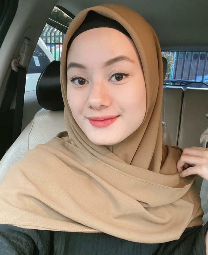 Dinda Hauw memberikan 4 tips agar bibir tetap sehat, merona alami dan bebas dari pecah-pecah.