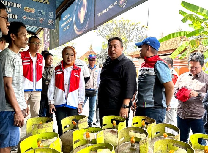 Direktur Utama Pertamina Nicke Widyawati dengan Anggota Komisi VI DPR RI I Nyoman Parta turun langsung meninjau sejumlah pangkalan dan agen LPG 3 Kg di Bali