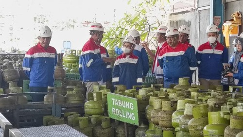 Direktur Utama PT Pertamina (Persero) Nicke Widyawati ketika meninjau SPBBE PT. Sinar Mutiara Indah, Denpasar, Bali, Minggu (30/7/2023) sore.