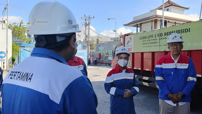 Direktur Utama PT Pertamina (Persero) Nicke Widyawati ketika meninjau SPBBE PT. Sinar Mutiara Indah, Denpasar, Bali pada Minggu (30/7/2023). (Ni Made Lastri Karsiani Putri-detikBali)