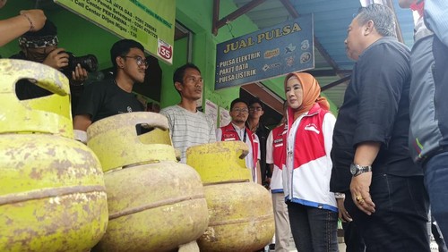 Direktur Utama PT Pertamina (Persero) Nicke Widyawati melakukan kunjungan ke pangkalan LPG 3 kg di Banjar Kebalian, Sukawati, Gianyar, Bali pada Minggu (30/7/2023). (Ni Made Lastri Karsiani Putri-detikBali)