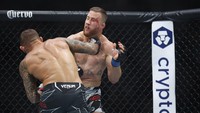 Pukulan lurus tangan kanan Poirier membuat pelipis kiri Gaethje berdarah (USA TODAY Sports via Reuters Con/Jeff Swinger)