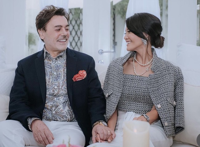 Inilah momen Farah Quinn dan Charles Jost mengadakan pesta saat keduanya tengah berada di Jakarta. Disebut-sebut ini menjadi perayaan pernikahan mereka di Indonesia. Foto: Dok. Instagram/@farahquinnofficial