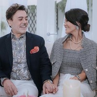 Inilah momen Farah Quinn dan Charles Jost mengadakan pesta saat keduanya tengah berada di Jakarta. Disebut-sebut ini menjadi perayaan pernikahan mereka di Indonesia. Foto: Dok. Instagram/@farahquinnofficial