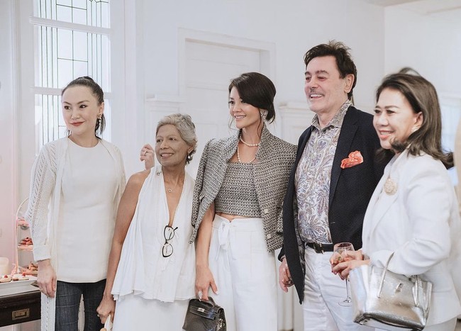 Dihadiri para teman dekat, pesta tersebut tampak intim dan jauh dari kesan acara yang heboh. Para tamu hadir dengan busana bernuansa putih.  Foto: Dok. Instagram/@farahquinnofficial