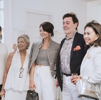 Dihadiri para teman dekat, pesta tersebut tampak intim dan jauh dari kesan acara yang heboh. Para tamu hadir dengan busana bernuansa putih.  Foto: Dok. Instagram/@farahquinnofficial