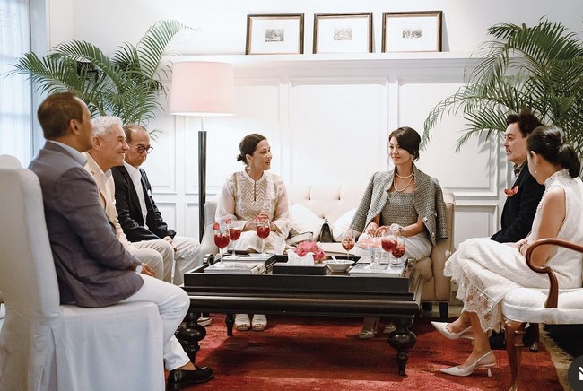 “Betapa indahnya suatu sore bertemu dengan teman-teman Jakarta,” tulis Farah Quinn di keterangan fotonya di Instagram.  Foto: Dok. Instagram/@farahquinnofficial