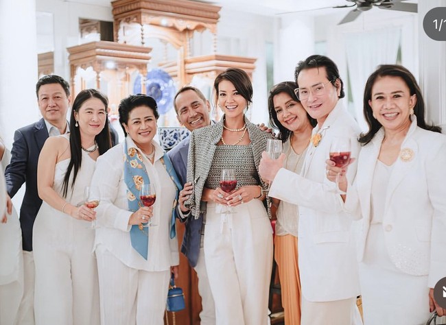 Suami bule Farah Quinn yang baru itu tak jarang dimirip-miripkan dengan selebritas Hollywood. Ada yang menyebut mirip Tony Stark. Ada juga yang bilang wajahnya setipe dengan Elon Musk.  Foto: Dok. Instagram/@farahquinnofficial