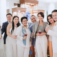 Suami bule Farah Quinn yang baru itu tak jarang dimirip-miripkan dengan selebritas Hollywood. Ada yang menyebut mirip Tony Stark. Ada juga yang bilang wajahnya setipe dengan Elon Musk.  Foto: Dok. Instagram/@farahquinnofficial