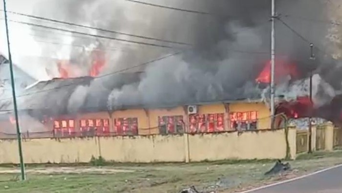Gedung Sekolah Menengah Atas (SMA) Negeri 1 Boliyohuto, Kabupaten Gorontalo kebakaran.