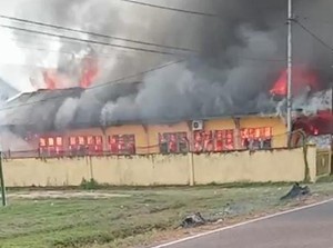 SMAN 1 Boliyohuto Gorontalo Terbakar, Ruang Kepsek-Perpustakaan Hangus