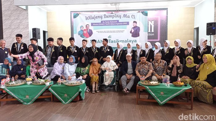 Ibunda Ridwan Kamil saat mengunjungi SMAN 1 Kota Tasikmalaya, Minggu (30/7/2023).