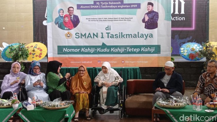Ibunda Ridwan Kamil saat mengunjungi SMAN 1 Kota Tasikmalaya, Minggu (30/7/2023).
