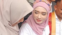 Inara Rusli pernah menjelaskan cara bicaranya memang nyablak karena keturunan Batak dan Betawi.  Foto: Ahsan/detikHOT