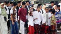 Ribuan warga mengikuti jalan sehat memakai sarung tersebut.