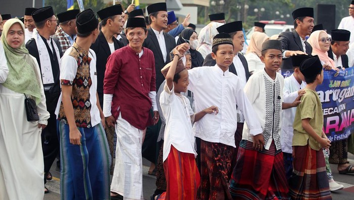 Walikota Tangerang Arief R Wismansyah (ketiga kanan) bersama warga mengikuti jalan sehat sarungan di Pusat pemerintahan Kota Tangerang, Tangerang, Banten, Minggu (30/7/2023). Acara dalam rangka memperingati Tahun Baru Islam 1445 Hijriah tersebut diikuti ribuan warga.