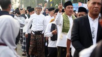 Jalan sehat dengan memakai sarung itu untuk memperingati Tahun Baru Islam 1445 Hijriah.  
