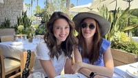 Aktris cantik berusia 34 tahun ini cukup dekat dengan sang kakak, Catherine Sharon. Keduanya sering makan hingga ke kafe bareng. Foto: Instagram @julstelle