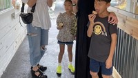Menemani kedua keponakannya liburan di Los Angeles, Julie asyik cicip cone cookies di sana bersama Catherine. Foto: Instagram @julstelle